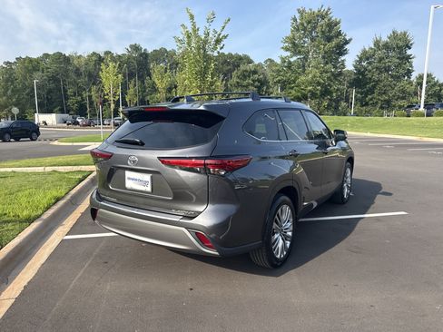 Used 2023 Toyota Highlander Platinum FWD image 10