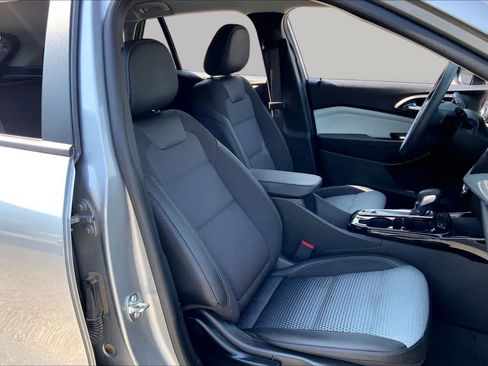 Used 2025 Chevrolet Trax LT FWD image 9