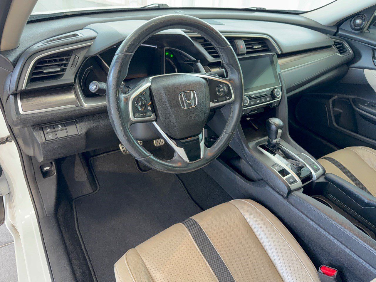 Used 2019 Honda Civic Touring image 4