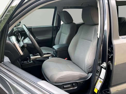 Used 2022 Toyota Tacoma SR5 w/ Technology Package RWD image 8
