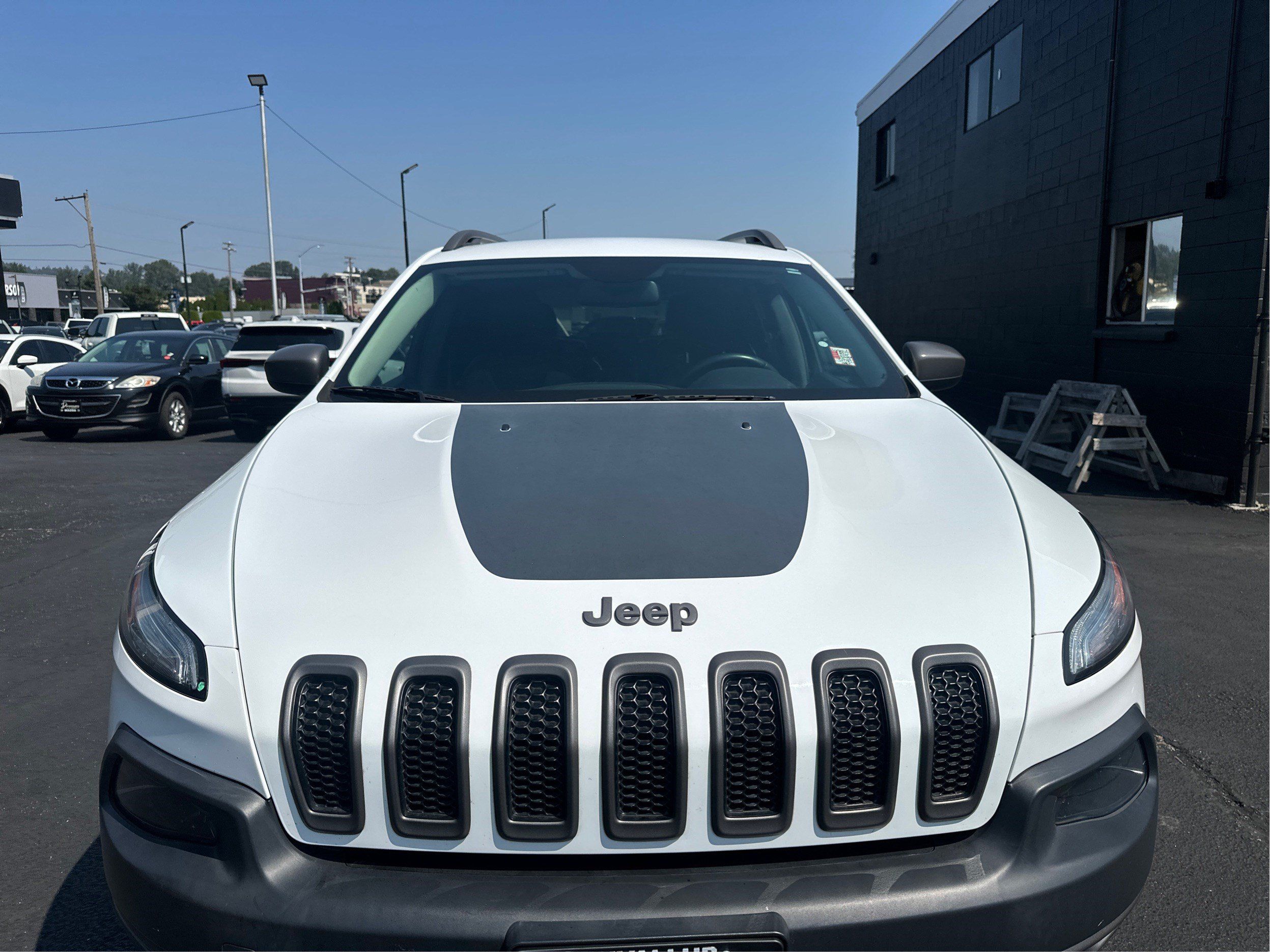 Used 2017 Jeep Cherokee Trailhawk AWD/4WD image 23