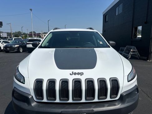 Used 2017 Jeep Cherokee Trailhawk AWD/4WD image 23