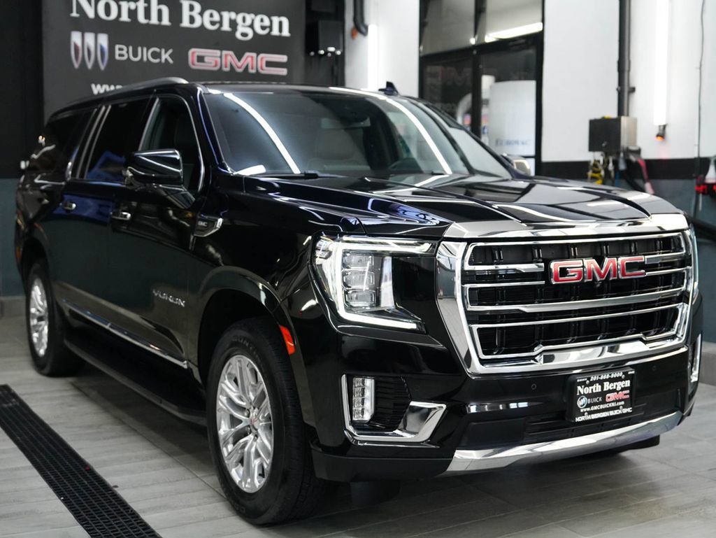 Used 2024 GMC Yukon XL SLT w/ SLT Luxury Package AWD/4WD image 3