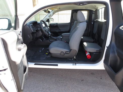 Used 2017 Toyota Tacoma SR w/ SR Convenience Package image 9