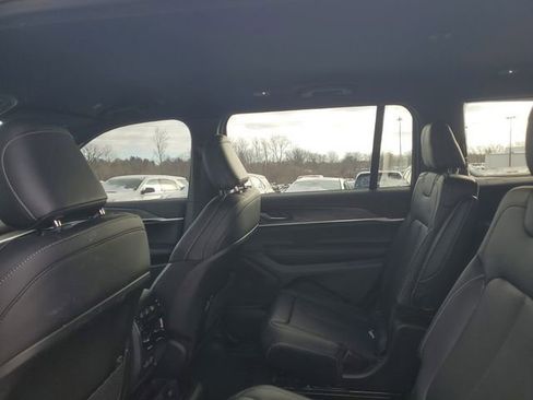 Used 2025 Jeep Grand Cherokee L Limited image 10