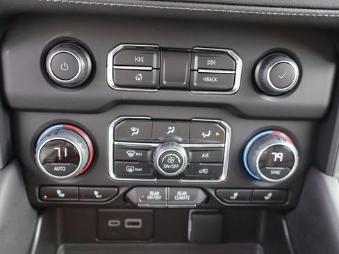 Used 2023 Chevrolet Suburban Z71 w/ Luxury Package image 28