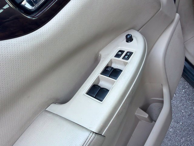 Used 2013 Nissan Quest S FWD image 12