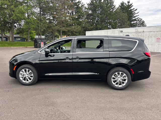 New 2027 Chrysler Pacifica Select w/ Family Tech Group AWD/4WD image 3