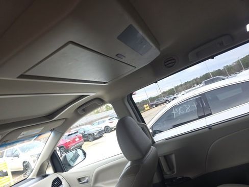 Used 2016 Toyota Sienna Limited image 19