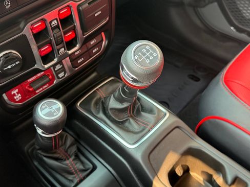 Used 2023 Jeep Gladiator Rubicon w/ Cold Weather Group AWD/4WD image 10