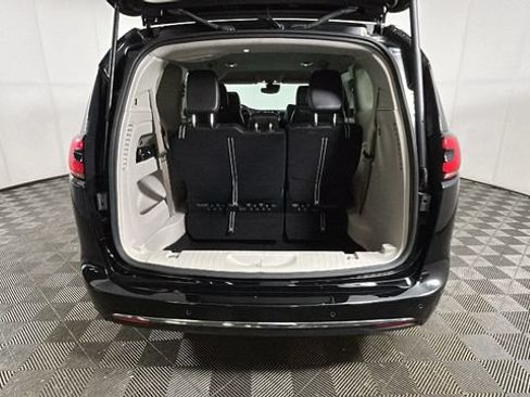Used 2024 Chrysler Pacifica Touring-L FWD image 28