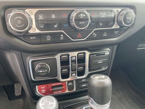 Used 2024 Jeep Wrangler Unlimited Sport AWD/4WD image 28