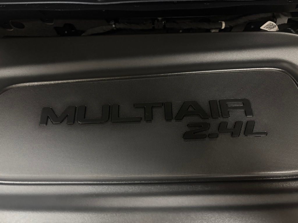 Used 2019 Jeep Cherokee Latitude Plus w/ Cold Weather Group AWD/4WD image 39