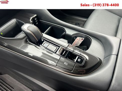 Certified 2025 Toyota Crown Signia image 22