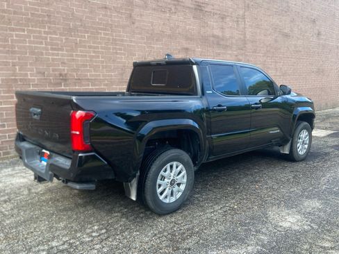 Used 2024 Toyota Tacoma SR5 AWD/4WD image 5