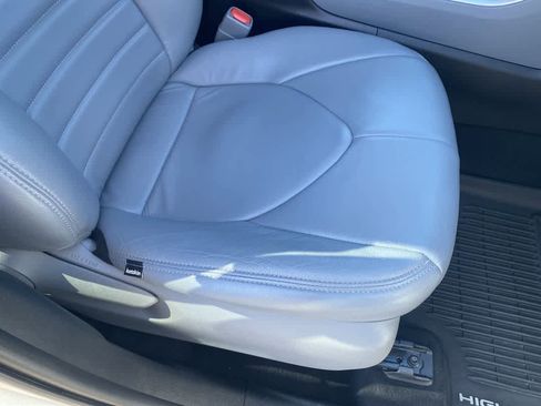 Used 2020 Toyota Highlander LE image 24