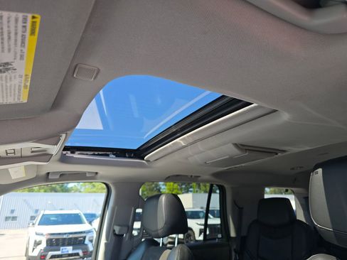 Used 2017 Cadillac Escalade Premium Luxury AWD/4WD image 28