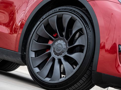 Used 2023 Tesla Model Y Performance image 9