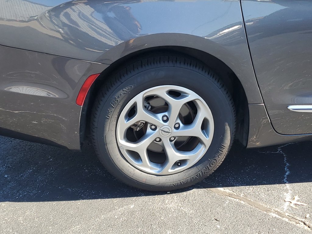 Certified 2023 Chrysler Pacifica Limited FWD image 5