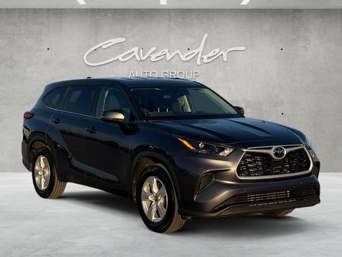 Used 2023 Toyota Highlander L image 2