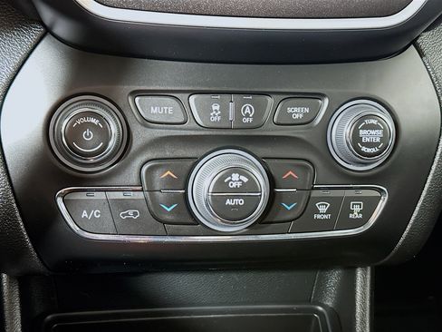 Used 2022 Jeep Cherokee Trailhawk w/ Premium Leather Package AWD/4WD image 15