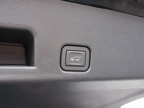 Used 2025 Chevrolet Traverse LT image 14