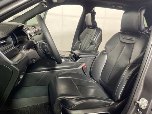 Used 2022 Jeep Grand Cherokee Overland w/ Luxury Tech Group IV AWD/4WD image 10