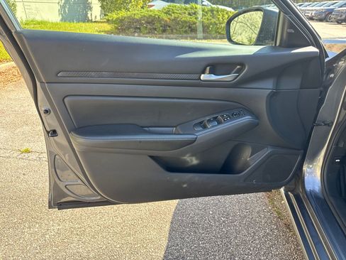 Used 2025 Nissan Altima 2.5 SV image 10