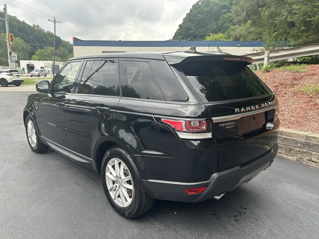 Used 2016 Land Rover Range Rover Sport SE AWD/4WD image 3