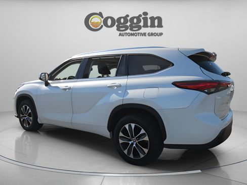 Used 2021 Toyota Highlander XLE image 4