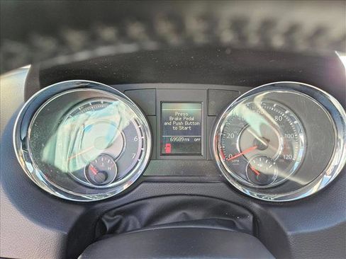 Used 2015 Chrysler Town & Country Touring-L w/ Driver Convenience Group image 19