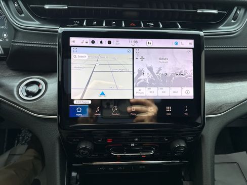 Used 2024 Jeep Grand Cherokee Limited w/ Black Appearance Package image 22