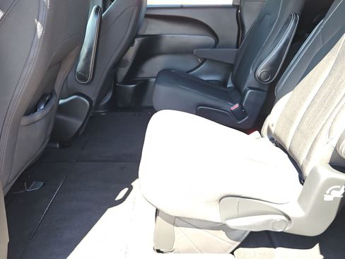 Used 2018 Chrysler Pacifica Touring Plus w/ S Appearance Package FWD image 23
