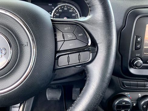 Used 2017 Jeep Renegade Altitude FWD image 24