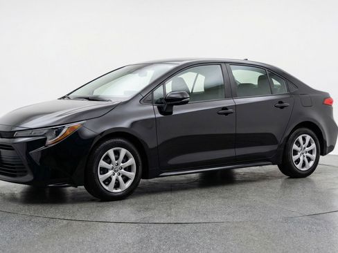 Used 2025 Toyota Corolla LE image 3