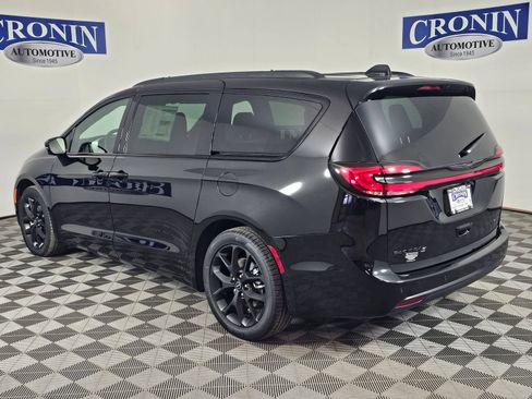 New 2026 Chrysler Pacifica Limited w/ S Appearance Package FWD image 3