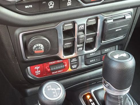 Used 2025 Jeep Wrangler Unlimited Rubicon AWD/4WD image 36