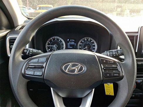 Used 2022 Hyundai Venue SE image 18