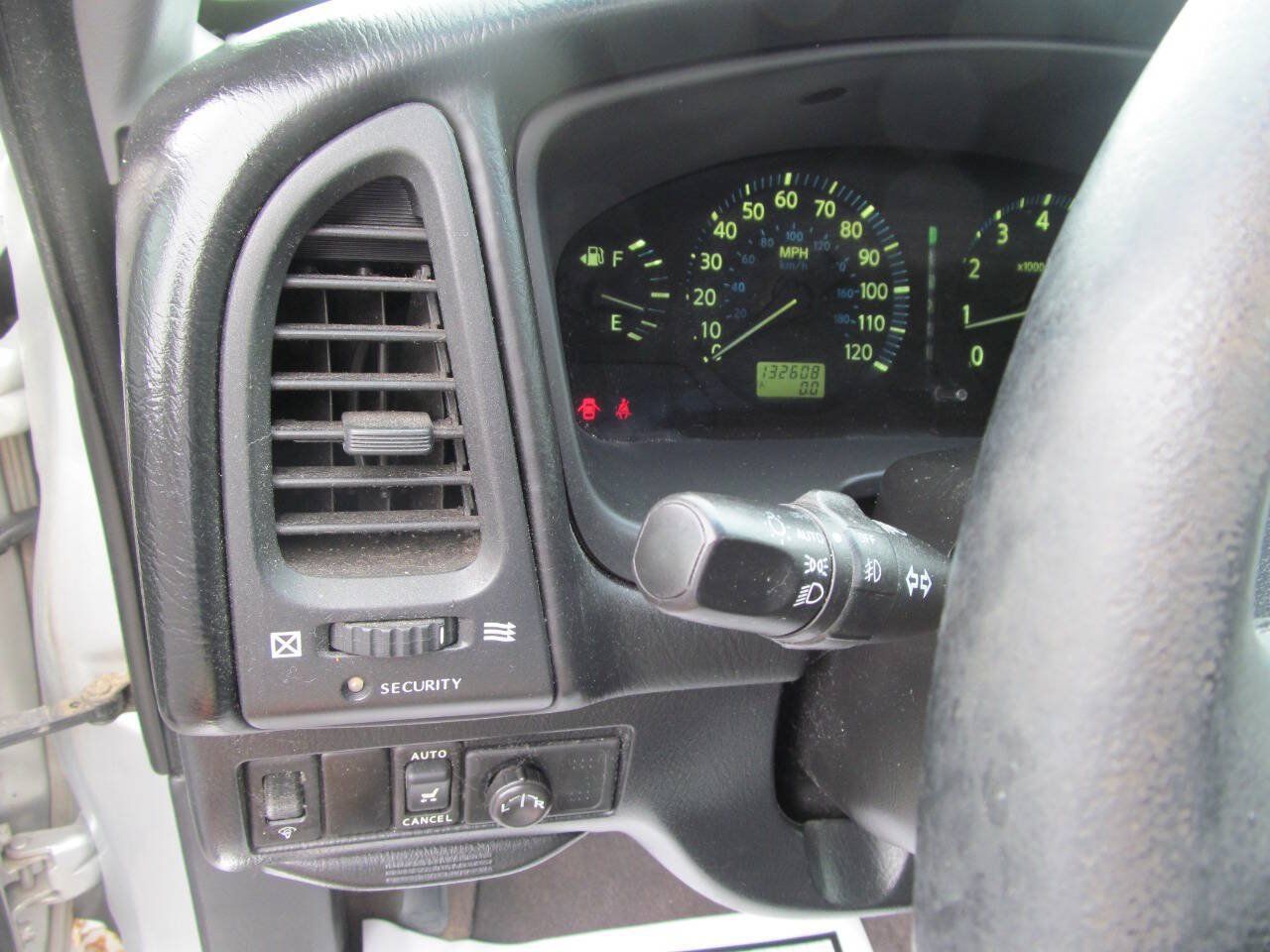 Used 2004 Nissan Pathfinder LE Platinum RWD image 13