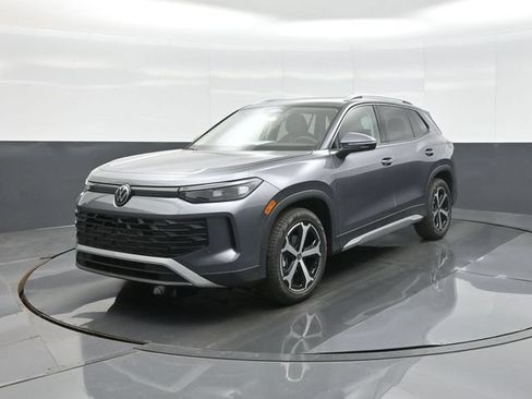 New 2026 Volkswagen Tiguan SE FWD image 3