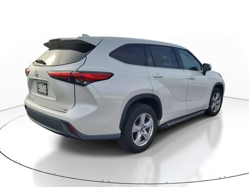 Used 2021 Toyota Highlander LE image 7