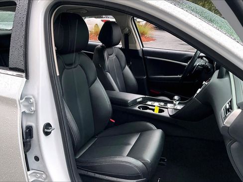 Used 2023 Genesis G70 2.0T image 15