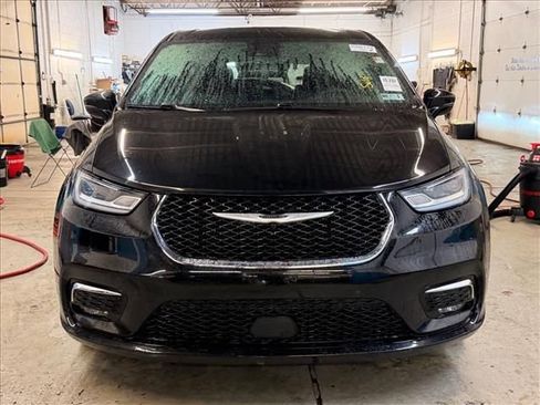 Used 2025 Chrysler Pacifica Select FWD image 3
