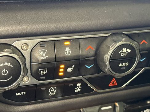 Used 2025 Jeep Wrangler Unlimited Rubicon w/ Convenience Group AWD/4WD image 29