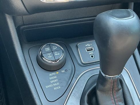 Used 2020 Jeep Cherokee Trailhawk AWD/4WD image 30