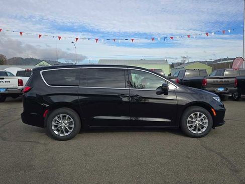New 2026 Chrysler Pacifica Select image 6
