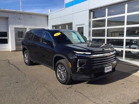 Used 2025 Chevrolet Traverse LT image 2