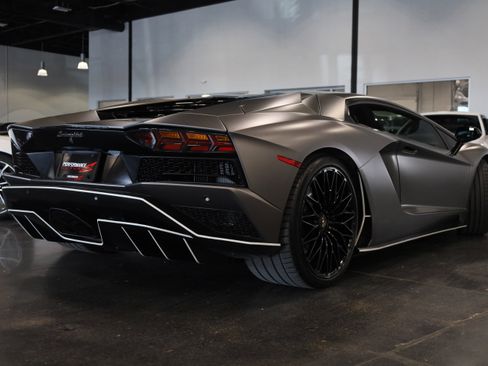 Used 2018 Lamborghini Aventador S image 6