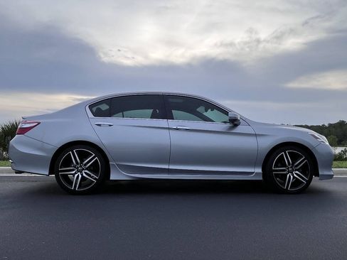Used 2017 Honda Accord Touring image 14
