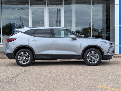 Certified 2025 Chevrolet Blazer LT AWD/4WD image 2